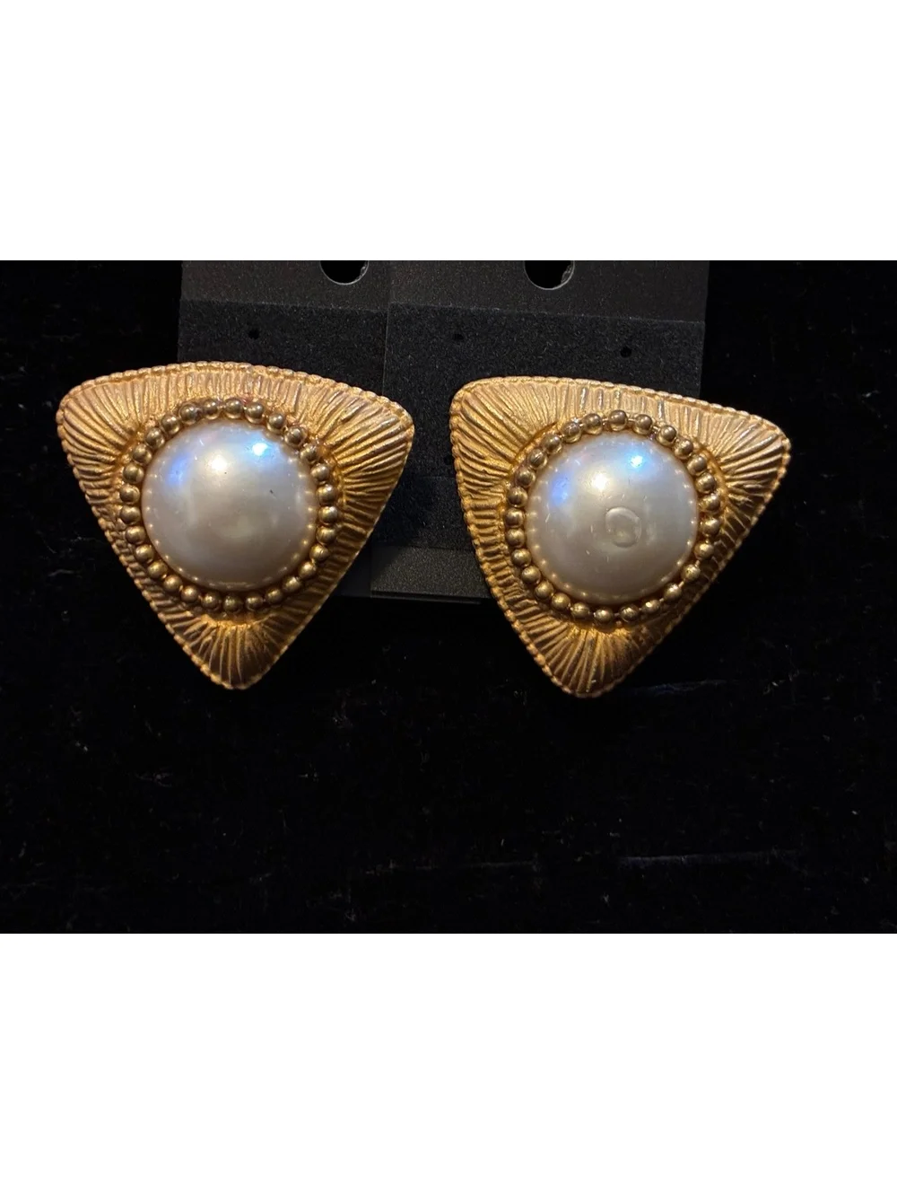 1980s Matte Gold Textured Triangular Shield Earrings Large Mabe Faux Pearl Studs